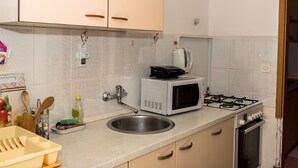 Coffee/tea maker, fridge, microwave, oven - Contemporary Apartment in Dubrovnik With Patio (Dubrovnik)