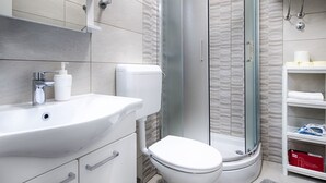 Shower - Centrally Located, new & Modern Apartment With Veranda, Close to the Beach (Komiza)