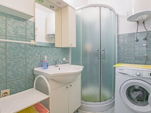 Shower, towels - Fabulous Apartment in Zadar near Sea Beach & Nightlife (Zadar)