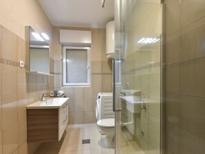 Bathroom | Shower, towels