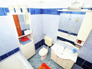 Apartment | Badezimmer | Duschwanne, Handtücher