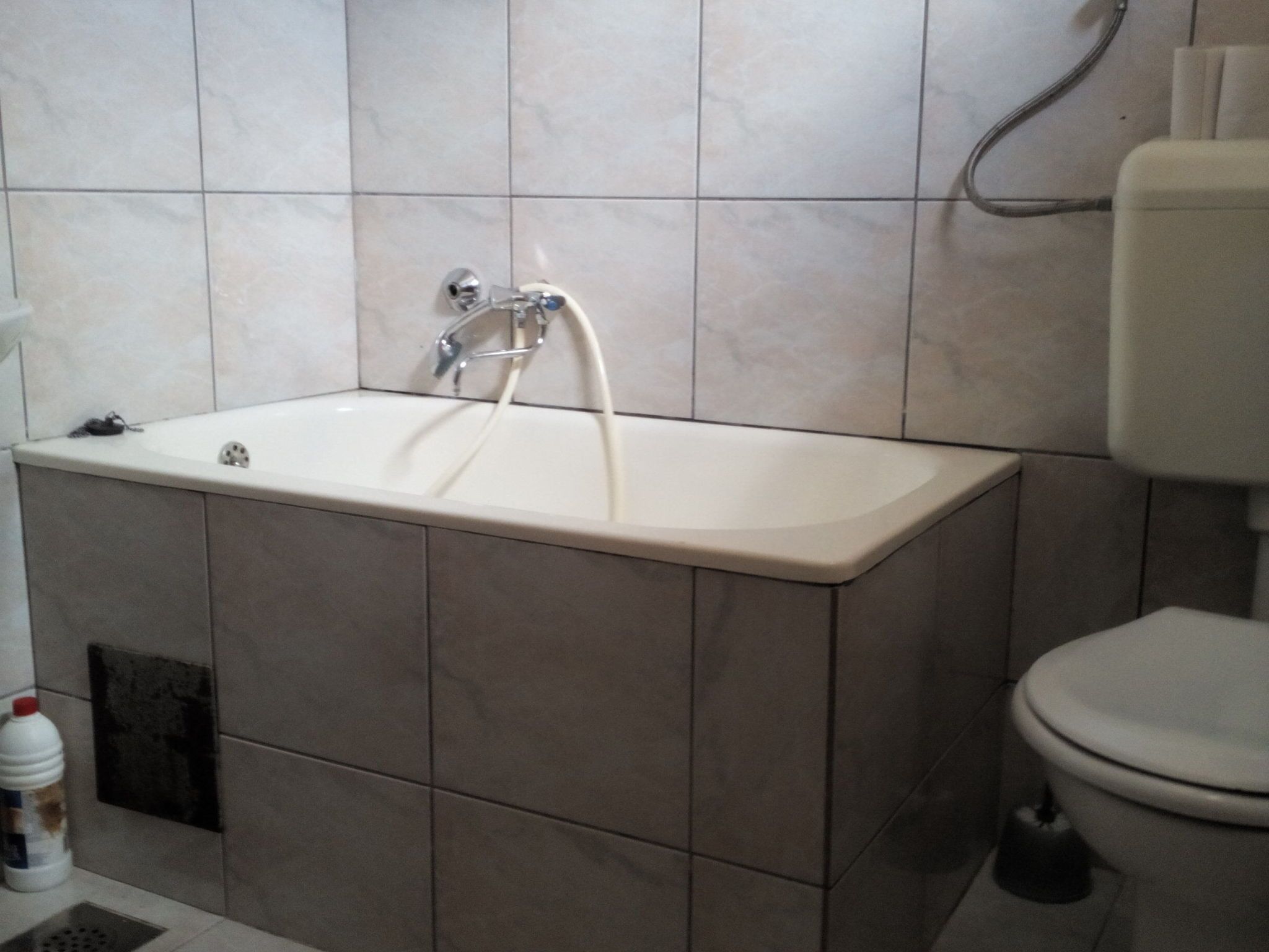 Combined shower/tub, towels