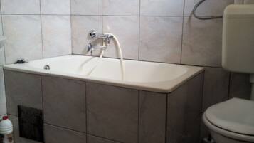 Combined shower/tub, towels