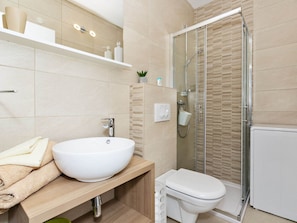 Apartment | Bathroom | Shower, hair dryer, towels
