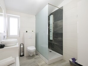 Shower, towels - Charming Holiday Home in Grubine With Pool (Podbablje)