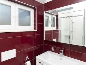Bathroom | Shower, towels