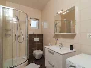 House | Bathroom | Shower, towels