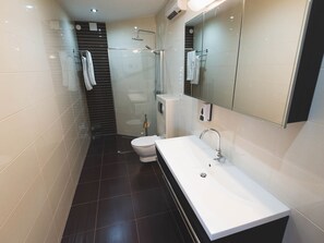 Apartment | Bathroom | Shower, towels