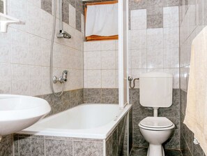House | Bathroom | Bathtub, towels