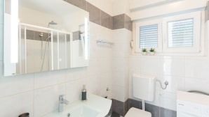 Bathtub, towels - Luxurious Villa in Zadar With Pool and Parking (Zadar)