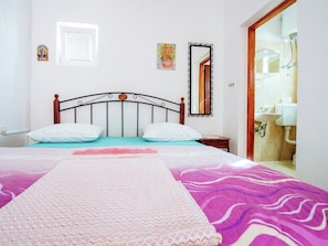 1 Schlafzimmer, individuell eingerichtet, Bettwäsche