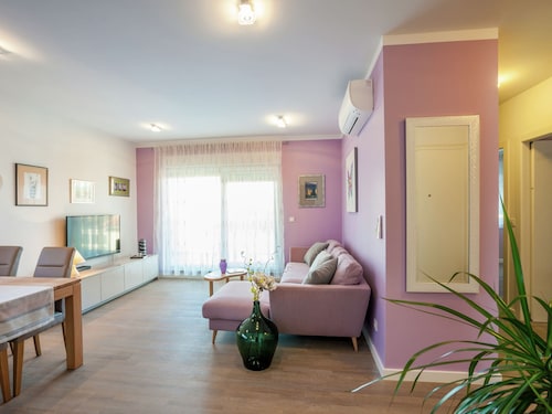 Modern Newly Built Apartment, Geat Location, Private Parking Space, WiFi