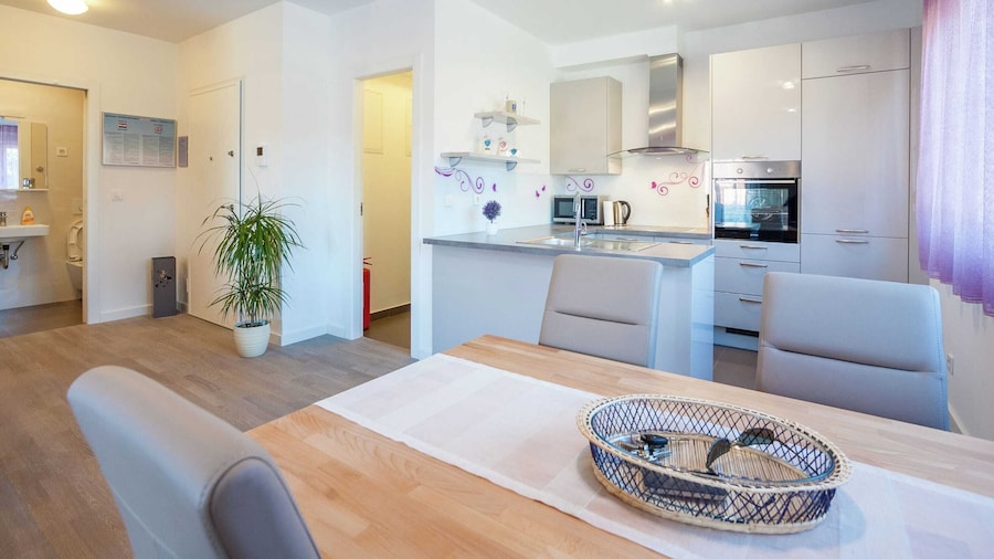 Modern Newly Built Apartment, Geat Location, Private Parking Space, WiFi