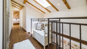4 bedrooms, individually furnished, bed sheets - Beautiful Villa With High Privacy, Swimming Pool, Charming Taverne With BBQ (Sukosan)