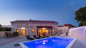 Outdoor pool - Beautiful Villa With High Privacy, Swimming Pool, Charming Taverne With BBQ (Sukosan)