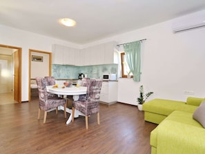 Villa | Dining - Villa in Prkos With Private Pool and Sea Nearby (Škabrnja)