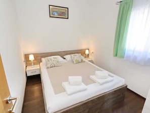 Villa | 4 bedrooms, individually furnished, bed sheets - Villa in Prkos With Private Pool and Sea Nearby (Škabrnja)