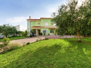 Apartment | Exterior - Luxury Apartment in Zadar With Covered Terrace (Zadar)