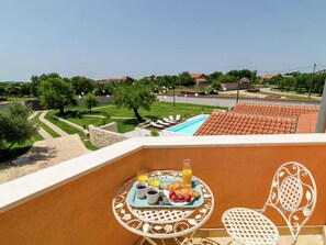 Villa | Dining