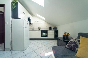 Apartment | Private kitchen | Electric kettle, toaster, cookware/dishes/utensils, dining tables