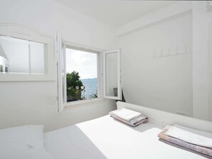 House | 2 bedrooms, iron/ironing board, bed sheets