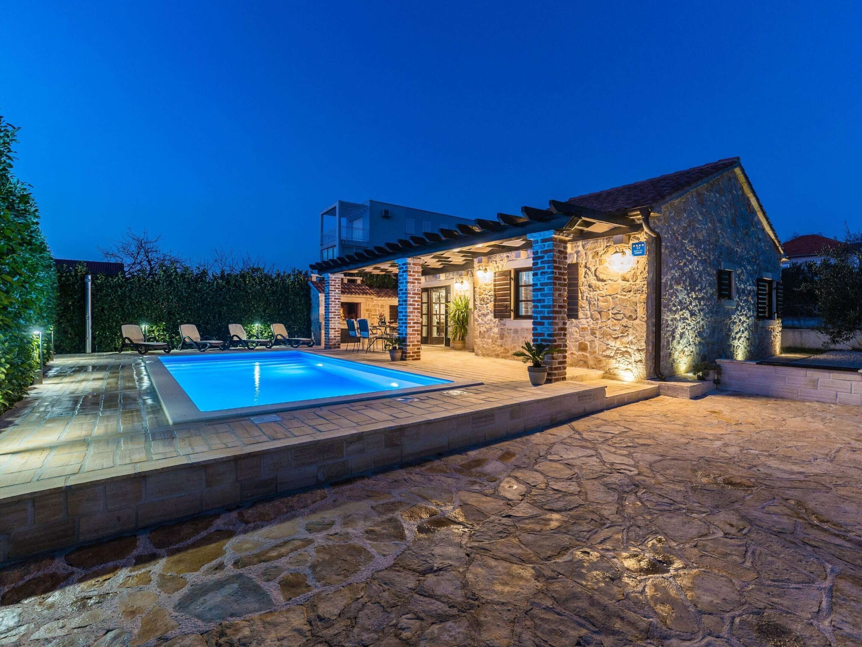 منزل | حمام سباحة | من حمّامات السباحة المغطاة، حمّام سباحة خارجي