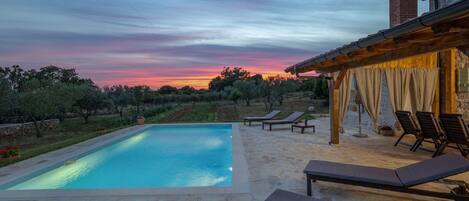 Vila | Piscina | Piscina interna, piscina externa