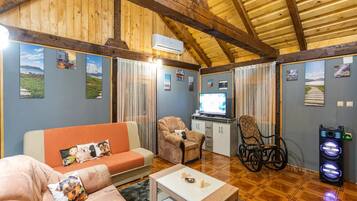 House | Living room | Fireplace, MP3 dock
