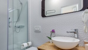Cottage | Badkamer | Een douche, een haardroger, handdoeken