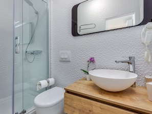 Cottage | Bathroom | Shower, hair dryer, towels