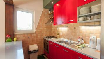 Huis | Privékeuken | Een kinderstoel, kookgerei, borden en bestek