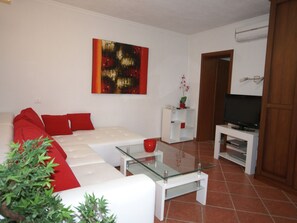 Living room - Welcoming Bungalow on Beach in Kraljevica (Kraljevica)