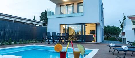 Villa | Zwembad | Een binnenzwembad, een buitenzwembad