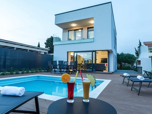 Luxury Villa With Private Pool, Great sea View, Near the Beach