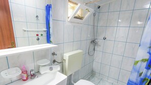 Buồng tắm vòi sen, khăn tắm 
