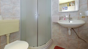 Shower, towels - Snug Cottage in Pašman With Roofed Terrace (Pasman)