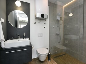 Villa | Badezimmer | Dusche, Haartrockner, Handtücher