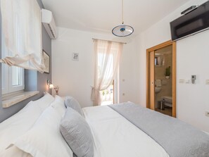 House | 3 bedrooms, individually furnished, bed sheets - Spacious Holiday Home in Privlaka With Garden (Privlaka)