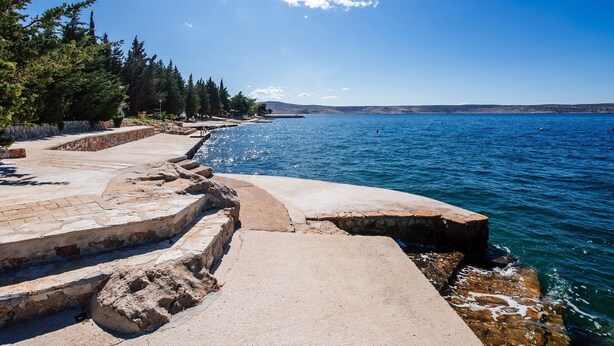 Beach - Peaceful Apartment in Starigrad With Garden (Starigrad)