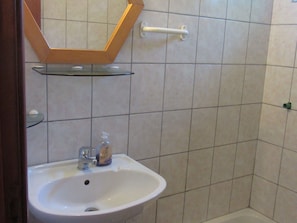 Shower, towels