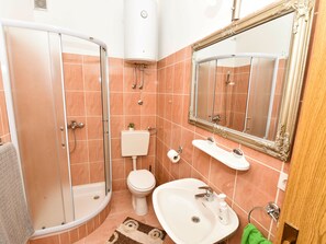 Villa | Bathroom | Shower, towels
