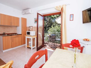 Apartment | 4 bedrooms, bed sheets - Spacious First Floor Accomodation With 2 Apartments, Near the Beach (Pakostane)