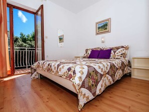 Apartment | 4 bedrooms, bed sheets - Spacious First Floor Accomodation With 2 Apartments, Near the Beach (Pakostane)