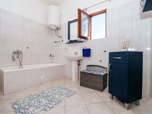 Apartment | Bathroom - Spacious First Floor Accomodation With 2 Apartments, Near the Beach (Pakostane)