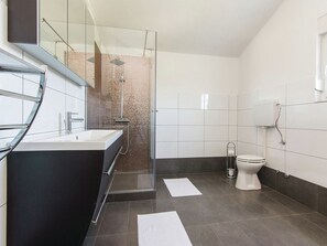 Ferienhaus | Badezimmer | Dusche, Handtücher