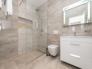 Villa | Badezimmer | Dusche, Handtücher