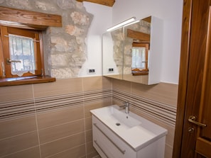 House | Bathroom | Shower, towels