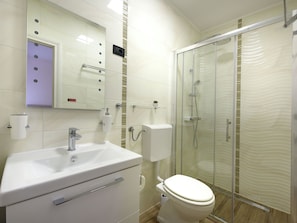 Cottage | Bathroom | Shower, hair dryer, towels