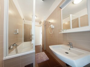 Apartment | Bathroom | Towels