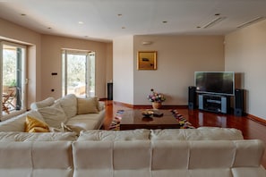 Villa | Garden